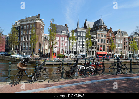 Maisons de négociants historique sur le canal Herengracht dans le centre historique, plusieurs vieux vélos à l'avant, à l'Amsterdam Banque D'Images