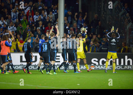 Freiburg, Allemagne. 27 Oct, 2013. Les joueurs d'Hambourg célèbrent la victoire 3-0 dans la Bundesliga match de foot entre Fribourg et Hambourg SV au MAGE SOLAR Stadium à Freiburg, Allemagne, 27 octobre 2013. Photo : PATRICK SEEGER (ATTENTION : En raison de la lignes directrices d'accréditation, le LDF n'autorise la publication et l'utilisation de jusqu'à 15 photos par correspondance sur internet et dans les médias en ligne pendant le match.)/dpa/Alamy Live News Banque D'Images