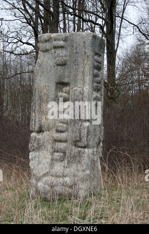 Illustration de Peter Holowka, art, sculpture en pierre, sculpture sur pierre, champ de sculptures, Oggelshausen, Biberach, en Haute Souabe Banque D'Images