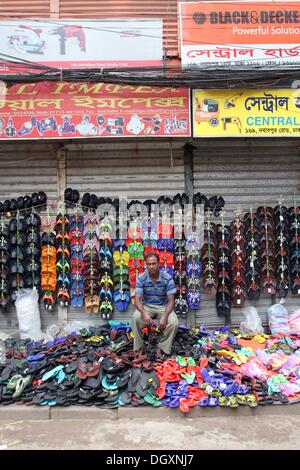 Dhaka, Bangladesh. 27 Oct, 2013. Un vendeur de rue du Bangladesh pour les clients d'attente devant une boutique fermée pendant une grève nationale appelée par l'opposition Parti nationaliste du Bangladesh (BNP) à Dhaka le 27 octobre 2013. Trois personnes ont été tuées dans des affrontements à l'échelle nationale comme l'opposition du Bangladesh a commencé une grève pour exiger le premier ministre quitter et faire place à des sondages dans le cadre d'un gouvernement intérimaire.. Banque D'Images