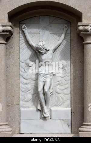 Crucifix sur une pierre tombale Banque D'Images