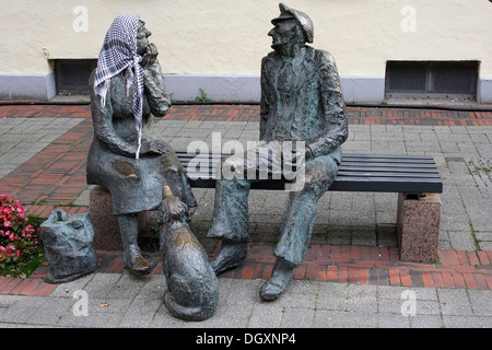 Sculptures sur un banc, l'homme et la femme dans une zone piétonne de Aurich, Frise orientale, Basse-Saxe Banque D'Images