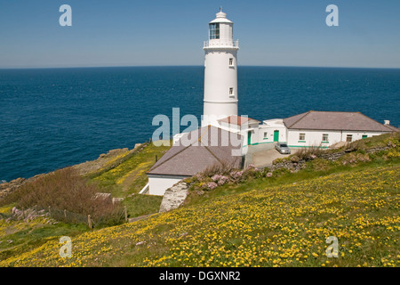 Le phare de Trevose Head sur la côte nord des Cornouailles Banque D'Images