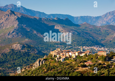 Village de Montemaggiore ( Montegrosso ) avec la gamme Monte Grosso, département Haute-Corse, Corse, France Banque D'Images