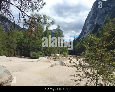 Californie, USA. 09Th Sep 2013. Le lit de rivière à sec du Tenaya Creek, nommé Mirror Lake, dans la vallée de Yosemite le Parc National de Yosemite en Californie, USA, 02 septembre 2013. Le Mirror Lake est un lac saisonnier et est rempli uniquement avec de l'eau pendant les mois d'hiver. Photo : Alexandra Schuler/dpa/Alamy Live News Banque D'Images