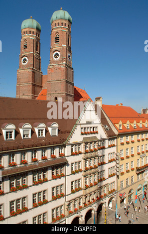 Tours de la Cathédrale Notre-Dame, l'église Frauenkirche, avec une zone piétonne, Munich, Bavière Banque D'Images