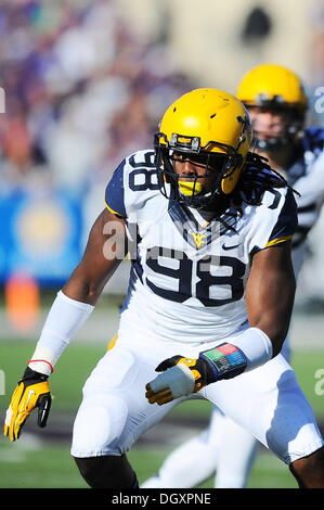 Manhattan, Kansas, États-Unis. 26Th Oct, 2013. Le 26 octobre 2013 : West Virginia Mountaineers joueur défensif sera Clarke (98) en action au cours de la NCAA Football match entre le West Virginia Mountaineers et le Kansas State Wildcats à Bill Snyder Family Stadium à Manhattan, Kansas. Kendall Shaw/CSM/Alamy Live News Banque D'Images