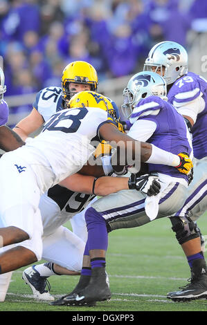 Manhattan, Kansas, États-Unis. 26Th Oct, 2013. Le 26 octobre 2013 : Kansas State Wildcats quarterback Daniel Sams (4) est arrêté pour l'absence de gain en action pendant le match de football de la NCAA entre le West Virginia Mountaineers et le Kansas State Wildcats à Bill Snyder Family Stadium à Manhattan, Kansas. Kendall Shaw/CSM/Alamy Live News Banque D'Images