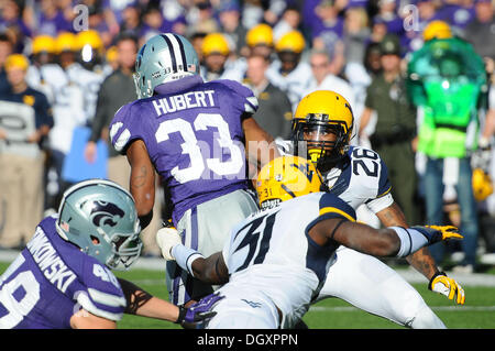 Manhattan, Kansas, États-Unis. 26Th Oct, 2013. Le 26 octobre 2013 : West Virginia Mountaineers Travis évoluait Bell (26) A ses yeux sur la Kansas State Wildcats John running back Hubert (33) en action au cours de la NCAA Football match entre le West Virginia Mountaineers et le Kansas State Wildcats à Bill Snyder Family Stadium à Manhattan, Kansas. Kendall Shaw/CSM/Alamy Live News Banque D'Images