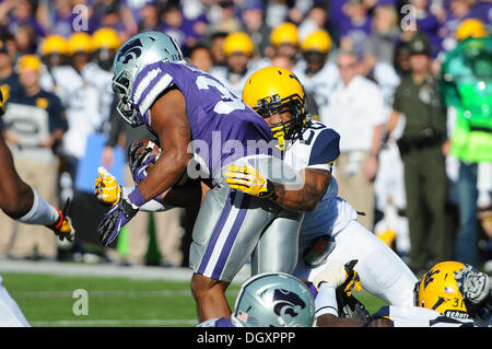 Manhattan, Kansas, États-Unis. 26Th Oct, 2013. Le 26 octobre 2013 : West Virginia Mountaineers Travis évoluait Bell (26) s'attaque à Kansas State Wildcats John running back Hubert (33) en action au cours de la NCAA Football match entre le West Virginia Mountaineers et le Kansas State Wildcats à Bill Snyder Family Stadium à Manhattan, Kansas. Kendall Shaw/CSM/Alamy Live News Banque D'Images