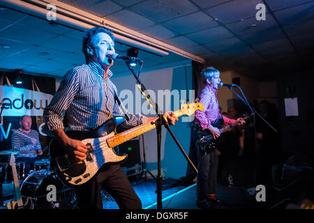 Kingston Upon Thames, Surrey, UK. 26Th Oct, 2013. Bruce Foxton (basse), Russell Hastings (guitare) et Smiley (batterie) effectuer à partir de la confiture à Kingsmeadow, l'AFC Wimbledon, Kingston Upon Thames, Surrey, UK © Trish Gant/Alamy Live News Banque D'Images