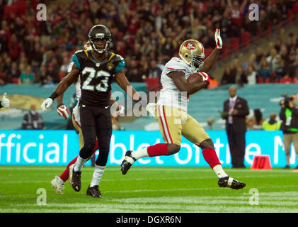 Londres, Royaume-Uni. 27 Oct, 2013. San Francisco 49ers RB Frank Gore marque le TD d'ouverture du jeu au cours de la 8ème jeu de la série internationale de la NFL à Londres avec, le San Francisco 49ers contre les jaguars de Jacksonville. Du stade de Wembley, Londres. Credit : Action Plus Sport/Alamy Live News Banque D'Images