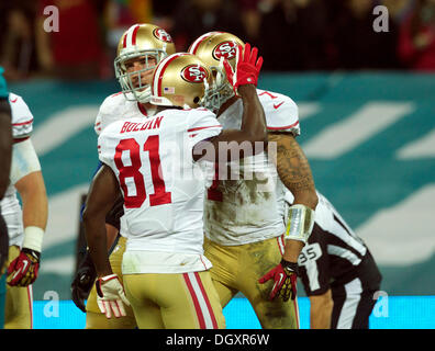 Londres, Royaume-Uni. 27 Oct, 2013. San Francisco 49ers QB Colin Kaepernick Anquan Boldin avec WR célèbre après avoir marqué un TD au cours de la 8ème jeu de la série internationale de la NFL à Londres avec, le San Francisco 49ers contre les jaguars de Jacksonville. Du stade de Wembley, Londres. Credit : Action Plus Sport/Alamy Live News Banque D'Images