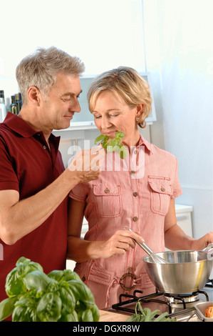 Couple, 35-45, dans l'amour, la cuisine dans une cuisine Banque D'Images