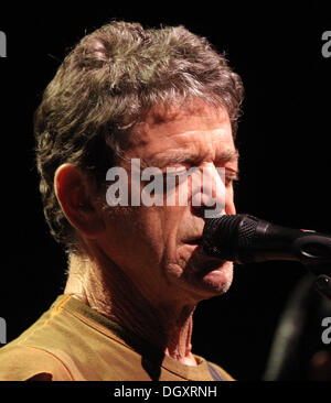 PIX FICHIER : Berlin, Allemagne. 26 Juin, 2007. Légende du rock américain Lou Reed chante lors d'un concert à Berlin, Allemagne, 26 juin 2007. 34 ans après son controvercial album 'Berlin' est sorti Lou Reed est revenu à Berlin pour le présenter de nouveau à la Tempodrom. Lou Reed a fondé le célèbre "groupe de rock le Velvet Underground' dans les années 60. Photo : Grimm par les pairs/dpa/Alamy Live News Banque D'Images