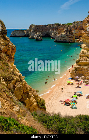 Le Portugal, l'Algarve, Armacao de Pera, Praia da Marinha plage en été Banque D'Images