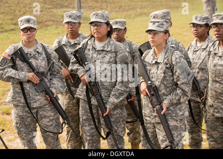 Sergent femmes candidates à l'exercice de l'Armée américaine chargés de l'école Fort Jackson écouter lors d'un entraînement aux armes le 26 septembre 2013 à Columbia, SC. Bien que 14 pour cent de l'Armée est à l'égard des femmes soldats il y a une pénurie de femmes percer des sergents. Banque D'Images