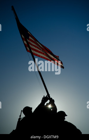 ARLINGTON, Virginia, États-Unis — le mémorial Iwo Jima, également connu sous le nom de monument commémoratif de guerre du corps des Marines, se dresse à Arlington, en Virginie, représentant la scène emblématique de six Marines américains qui élèvent le drapeau américain pendant la bataille d'Iwo Jima pendant la Seconde Guerre mondiale Le mémorial est un symbole d'honneur et de sacrifice fait par le corps des Marines des États-Unis. Banque D'Images