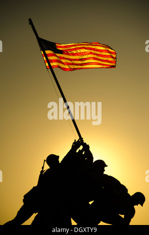 Monument commémoratif de guerre du corps des Marines Silhouette Arlington Virginie // ARLINGTON, Virginie — le soleil levant crée une silhouette spectaculaire du monument commémoratif de guerre du corps des Marines près du cimetière national d'Arlington. Le monument en bronze de 78 pieds de haut représente six Marines levant le drapeau américain sur le mont Suribachi pendant la bataille d'Iwo Jima en 1945. Basé sur la photographie emblématique de Joe Rosenthal, le mémorial rend hommage à tous les Marines américains morts en service depuis 1775. Banque D'Images