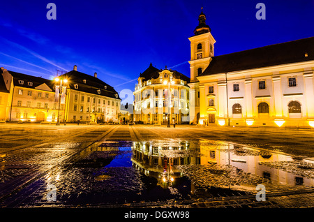 Place de la ville de Sibiu à heure bleue Banque D'Images