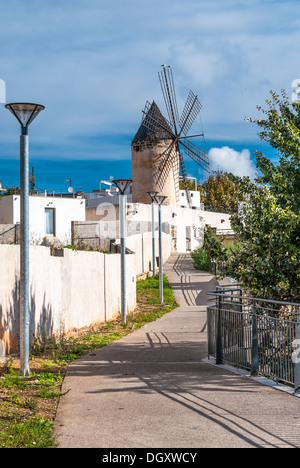 La photo montre un moulin à vent traditionnel dans les rues de Palma de Majorque, Espagne Banque D'Images