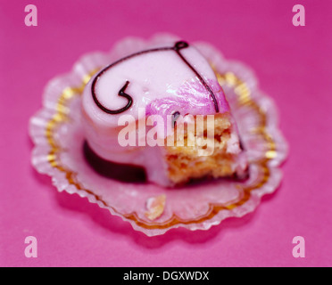 Mangée à moitié en forme de cœur rose petit four Banque D'Images