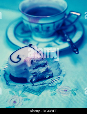 La moitié-mangé forme coeur petit four et d'une vieille tasse de café Banque D'Images