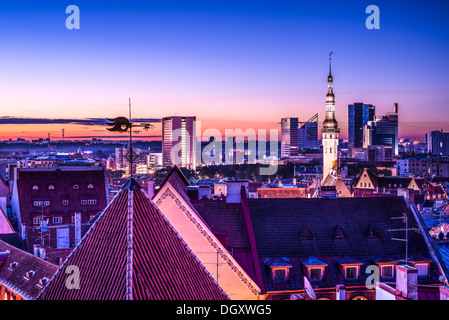 Skyline de Tallinn, Estonie, après le coucher du soleil. Banque D'Images