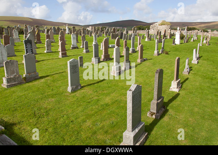 Des îles Orcades, en Écosse. L'Orphir cimetière avec les ruines de vestiges de l'Orphir Round Kirk, dans l'arrière-plan. Banque D'Images