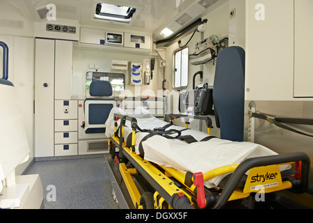 Intérieur de l'ambulance, civière et l'équipement de traitement technique, Lehel, Munich, Haute-Bavière, Bavière, Allemagne Banque D'Images