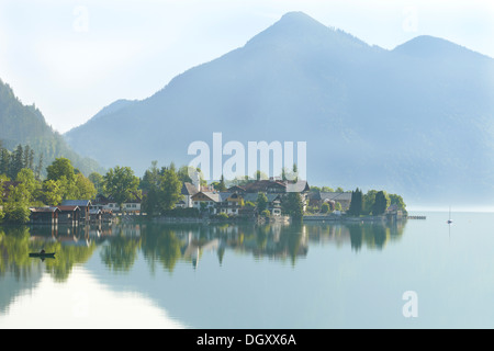 Sur le lac Walchensee Walchen avec un bateau de pêche, Jochberg Mountain à l'arrière, Spain, Kochel am See, Haute-Bavière, Bavière Banque D'Images