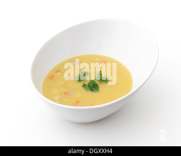 Un bol de soupe de pois cassés jaunes isolé sur un fond blanc. Banque D'Images