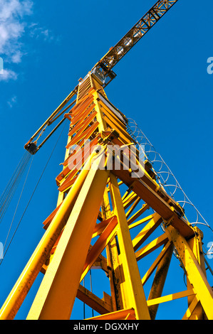 Tall yellow Mateloc grue télescopique sur fond de ciel bleu - France. Banque D'Images