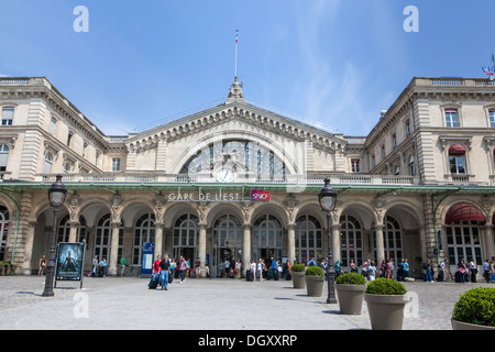 File d'attente pour les passagers des taxis avant de la Gare de l'Est à Paris, France Banque D'Images