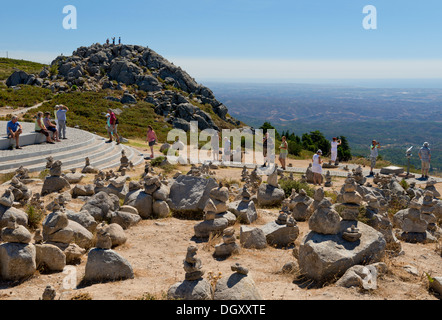 Le Portugal, l'Algarve, tas de pierres laissés par les touristes à la FOIA, Monchique Banque D'Images