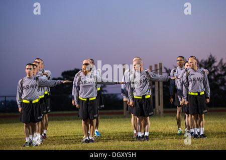 Les candidats au sergent de l'armée américaine l'École d'Instructeurs Forage Fort Jackson au petit matin 27 septembre 2013, la formation de Columbia, SC. Bien que 14 pour cent de l'Armée est à l'égard des femmes soldats il y a une pénurie de femmes percer des sergents. Banque D'Images