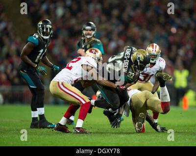 Londres, Royaume-Uni. 27 Oct, 2013. Jacksonville Jaguars Maurice Jones-Drew Running Back (32) est abordé par San Francisco de secondeur NaVorro Bowman (53) et San Francisco arrière défensif Carlos Rogers (22) au cours de la NFL International Series jeu San Francisco 49ers v Jacksonville Jaguars au stade de Wembley. Credit : Action Plus Sport/Alamy Live News Banque D'Images