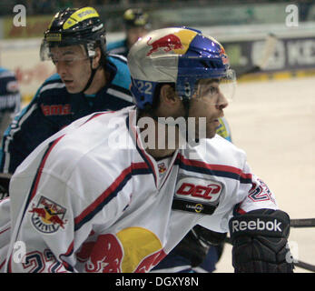 Berlin, Allemagne. 27 Oct, 2013. Darren HAYDAR / PEUT / Muenchen, .Ligue de hockey allemand DEL, ERC Ingolstadt vs Red Bull EHC Muenchen, Octobre 27, 2013, Saturn-Arena, Ingolstadt, Ligue de hockey allemand DEL, 15e journée, . l'équipe avec le budget le plus élevé mais seulement la 7ème place dans le tableau .se rend dans le nightbours à Ingolstadt. Credit : Wolfgang Fehrmann/Wolfgang Fehrmann/ZUMAPRESS.com/Alamy Live News Banque D'Images