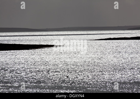 Des îles Orcades, en Écosse. La silhouette pittoresque sur la baie de Houton. Banque D'Images