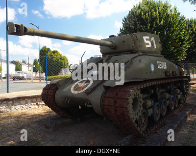 Le M4A1(76)w-E8 Sherman II AY, exposé au musée des chars de Saumur, en France, est un char américain emblématique utilisé pendant la seconde Guerre mondiale, connu pour son canon et son blindage améliorés. Banque D'Images