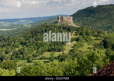 Le château médiéval de Murol, l'Auvergne, à l'est sur le matériel roulant volcanique boisé campagne. Banque D'Images