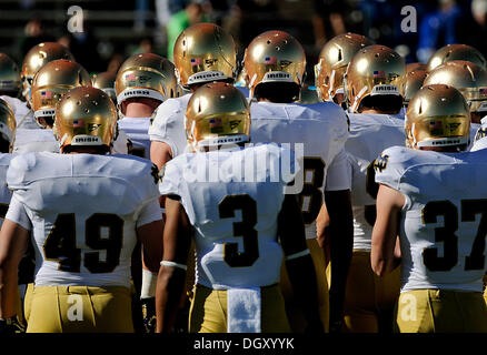 Colorado Springs, Colorado, États-Unis. 26Th Oct, 2013. Notre Dame les joueurs avant de NCAA football action entre la Cathédrale Notre Dame Fighting Irish et l'Air Force Academy Falcon Falcon au Stadium, U.S. Air Force Academy, Colorado Springs, Colorado. Notre Dame bat l'Air Force 45 - 10. © csm/Alamy Live News Banque D'Images