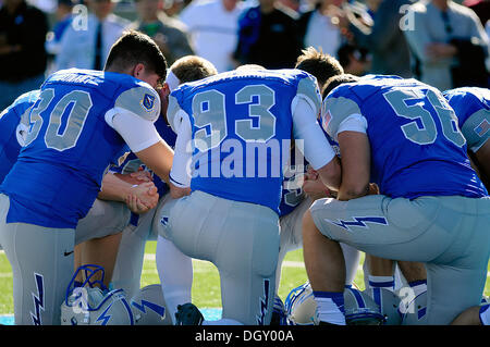 Colorado Springs, Colorado, États-Unis. 26Th Oct, 2013. Les joueurs de l'Armée de l'air avant l'action entre la Cathédrale Notre Dame Fighting Irish et l'Air Force Academy Falcon Falcon au Stadium, U.S. Air Force Academy, Colorado Springs, Colorado. Notre Dame bat l'Air Force 45 - 10. © csm/Alamy Live News Banque D'Images