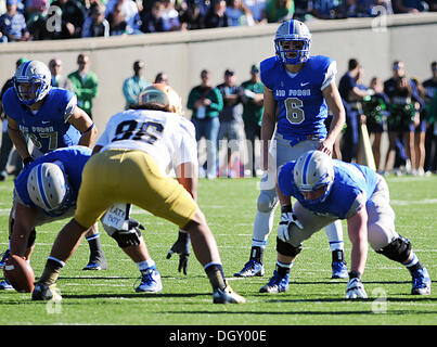 Colorado Springs, Colorado, États-Unis. 26Th Oct, 2013. Le quart-arrière de l'Armée de l'air, Nate Romine # 6, dans l'action entre la Cathédrale Notre Dame Fighting Irish et l'Air Force Academy Falcon Falcon au Stadium, U.S. Air Force Academy, Colorado Springs, Colorado. Notre Dame bat l'Air Force 45 - 10. © csm/Alamy Live News Banque D'Images