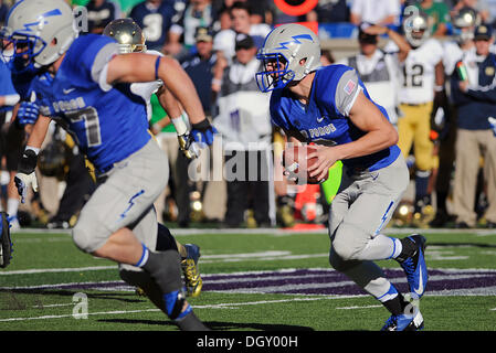 Colorado Springs, Colorado, États-Unis. 26Th Oct, 2013. Le quart-arrière de l'Armée de l'air, Nate Romine # 6, au cours de l'action entre la lutte contre Notre Dame et Irlandais l'Air Force Academy Falcon Falcon au Stadium, U.S. Air Force Academy, Colorado Springs, Colorado. Notre Dame bat l'Air Force 45 - 10. © csm/Alamy Live News Banque D'Images