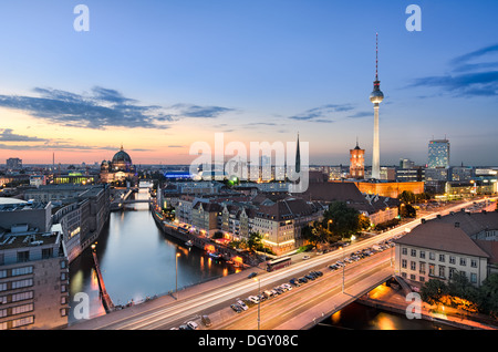 Berlin skyline panorama pendant le coucher du soleil, Allemagne Banque D'Images