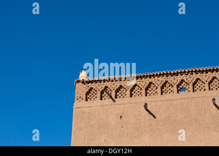 Détail de coin de bâtiment traditionnel dans la vallée du Drâa, Sud du Maroc, l'Afrique du Nord Banque D'Images