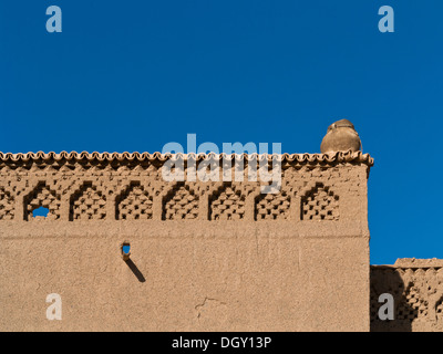 Détail de coin de bâtiment traditionnel dans la vallée du Drâa, Sud du Maroc, l'Afrique du Nord Banque D'Images