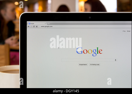 Le site web de Google tourné dans un environnement (usage éditorial uniquement : -Print, télévision, e-book et le comité éditorial du site). Banque D'Images
