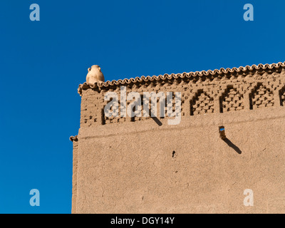 Détail de coin de bâtiment traditionnel dans la vallée du Drâa, Sud du Maroc, l'Afrique du Nord Banque D'Images